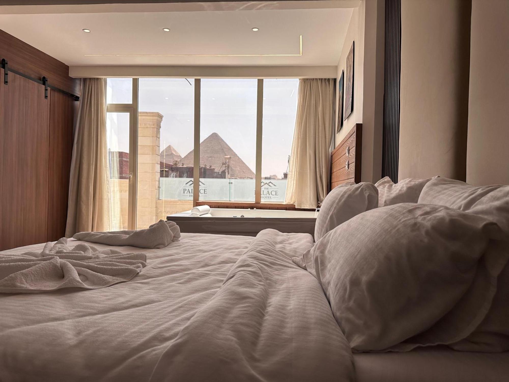 Hotel The Palace Pyramids View