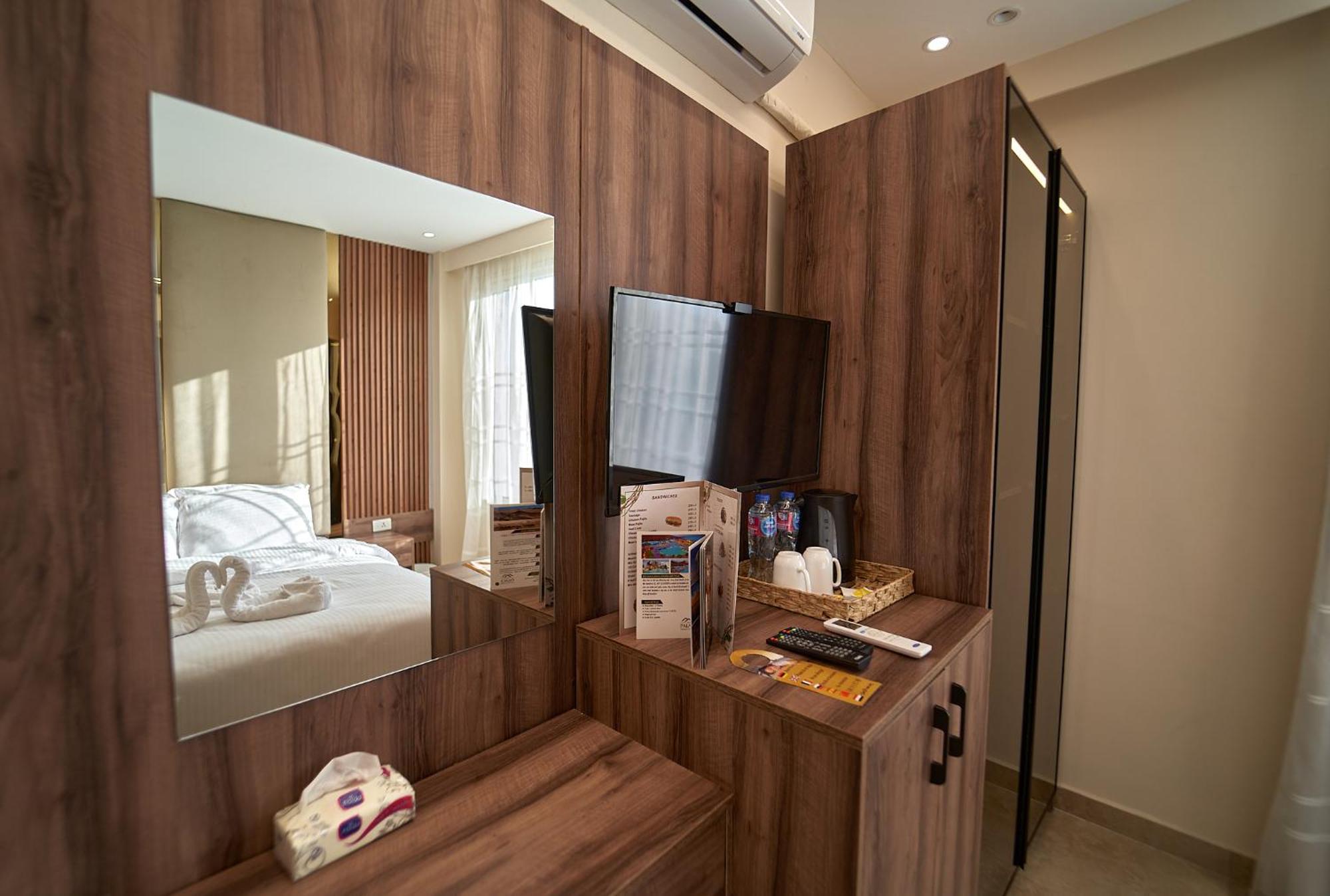 Hotel The Palace Pyramids View 3*