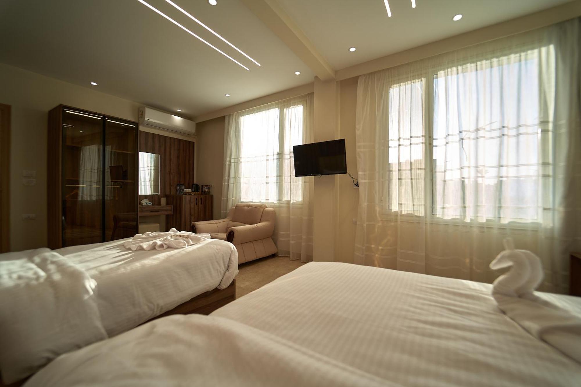 Hotel The Palace Pyramids View 3*