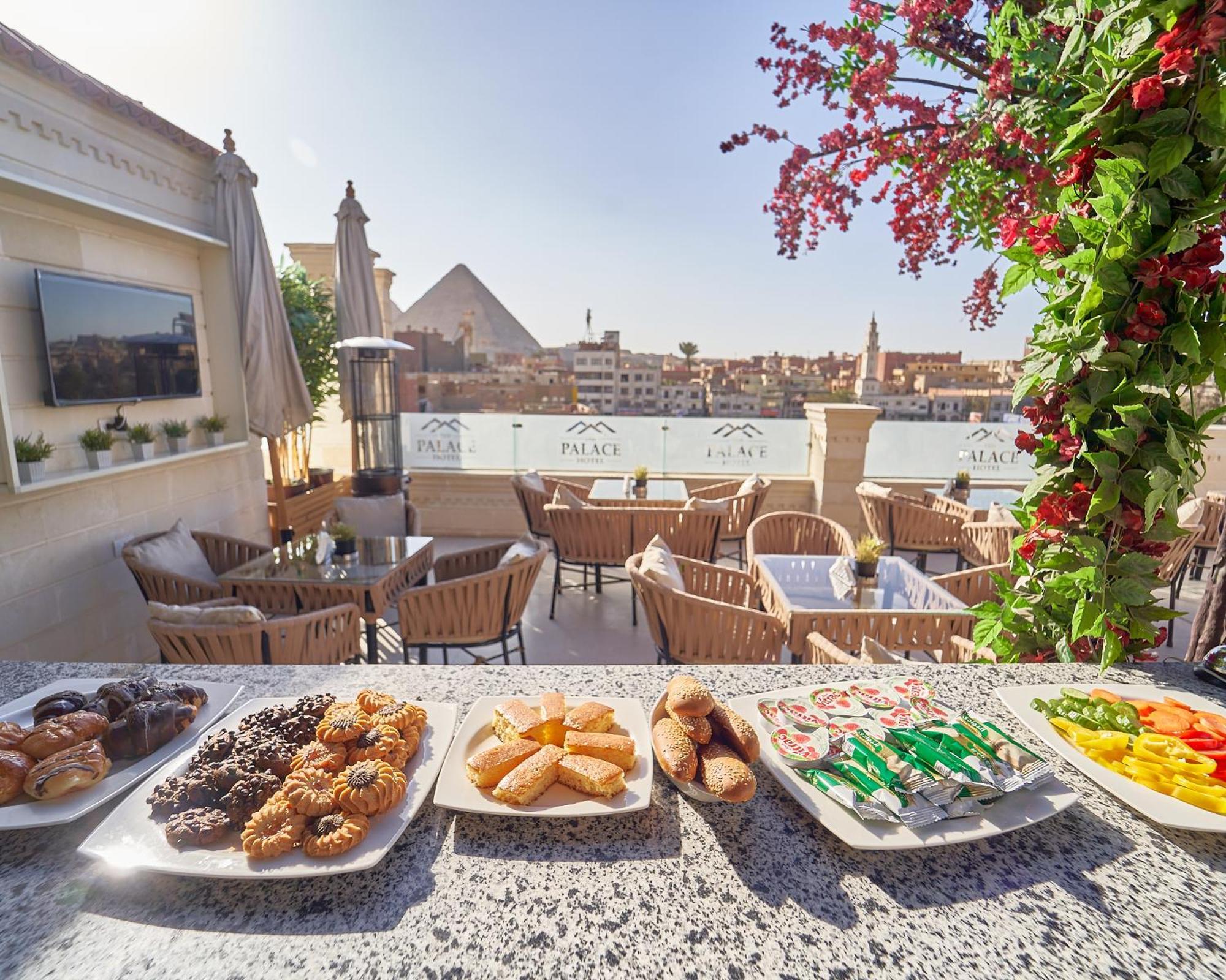 Hotel The Palace Pyramids View