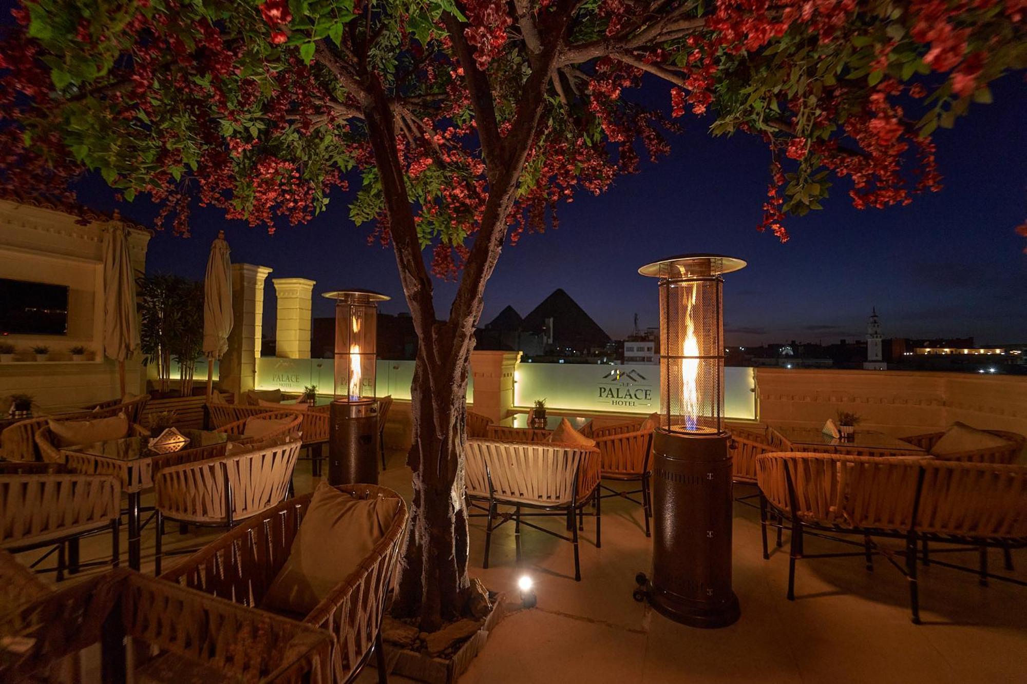 Hotel The Palace Pyramids View