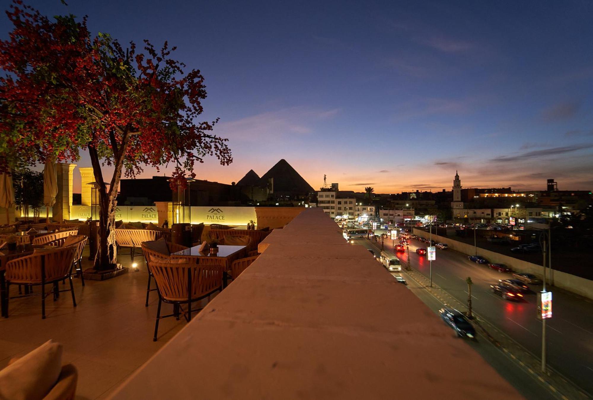 Hotel The Palace Pyramids View