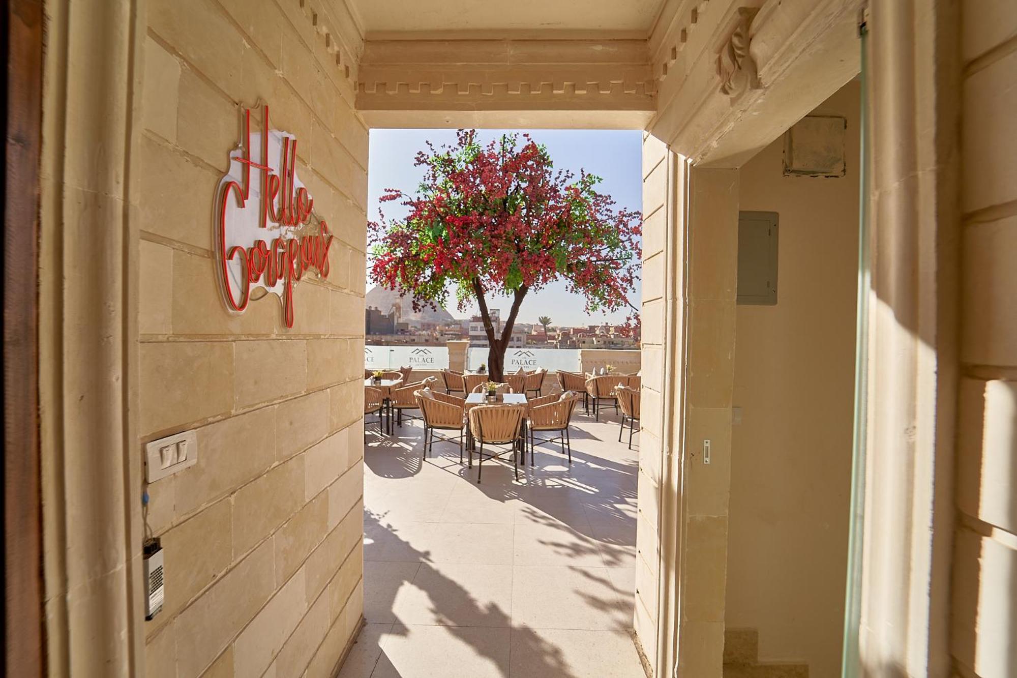 Hotel The Palace Pyramids View