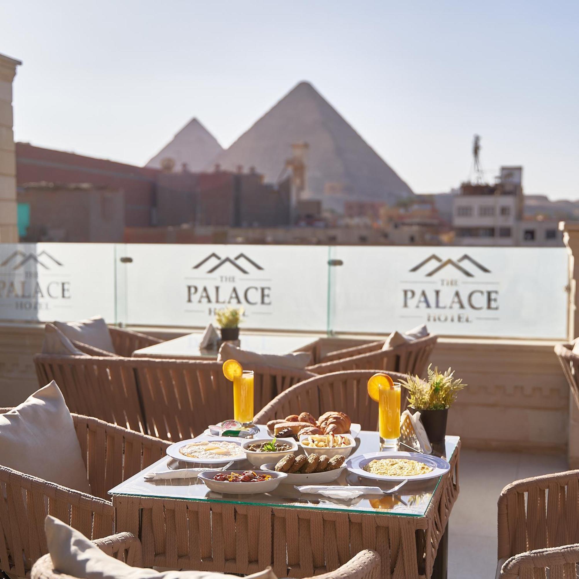 Hotel The Palace Pyramids View